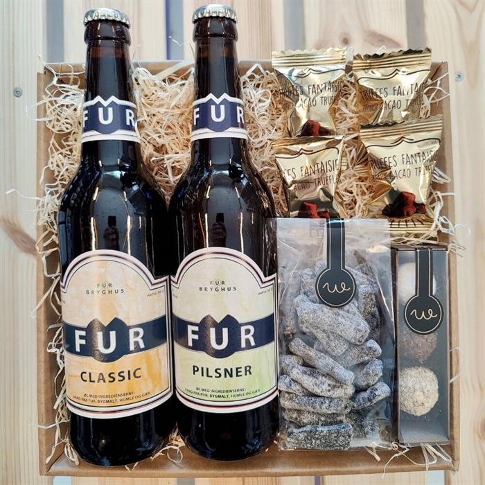 Presentkorg med Fur Classic och pilsneröl, tryfflar i guldpapper och sockertäckt lakrits.