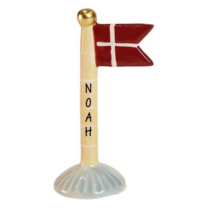 Röd flagga med vitt kors, "NOAH" på stången, gyllene boll på toppen, rund bas.