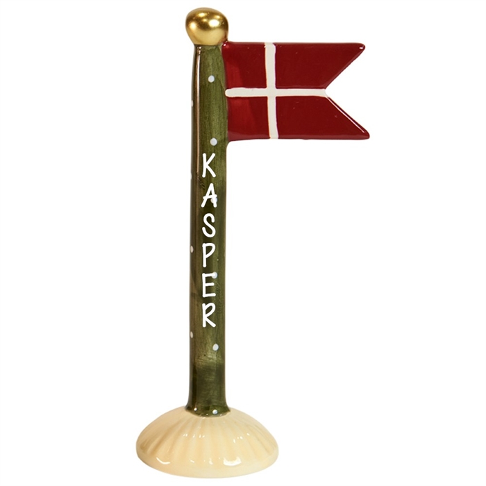 Grön stång med vita prickar, gyllene topp, röd flagga, "KASPER" vertikalt.