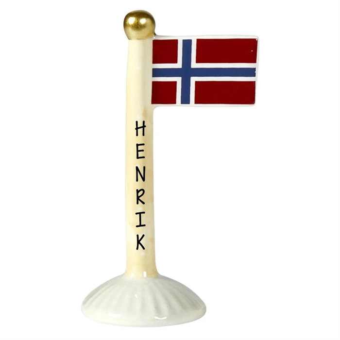 Liten norsk flagga på stång med "HENRIK" vertikala och vita prickar, keramisk bas.