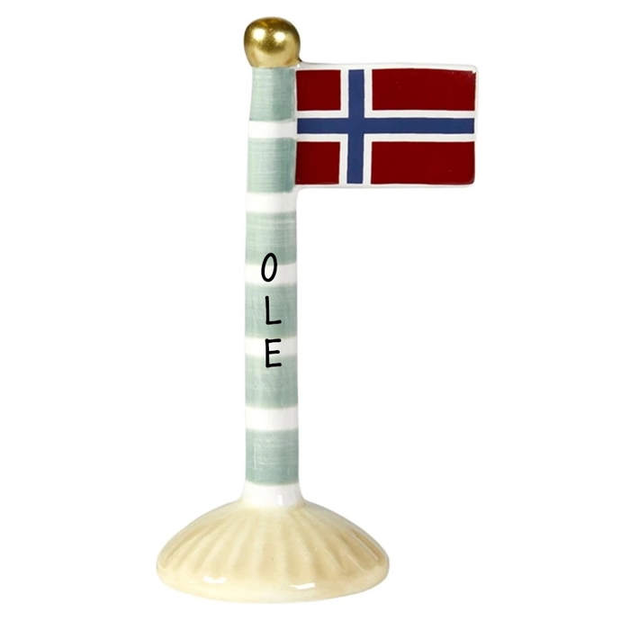 Keramisk flaggstång med norsk flagga, ränder, gyllene boll och texten "OLE" vertikalt på stången.