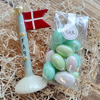 Lille gav med Far flagga och choklad