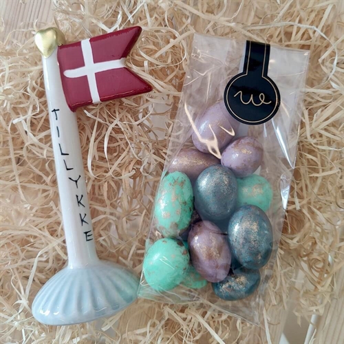 Lille gav med lyckoönskningsflagga - Råvit