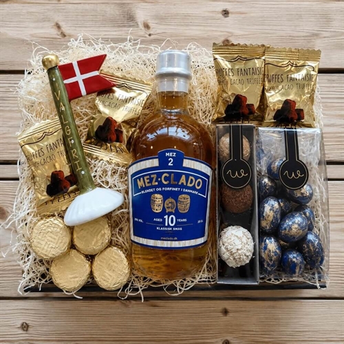 Presentkorg med 25 CL Rom och keramikflagga m/ valfri text