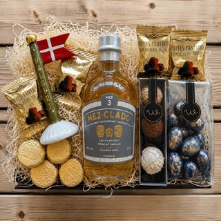 Presentkorg med 25 CL Rom och keramikflagga m/ valfri text