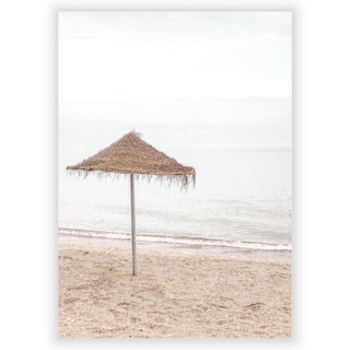 Poster med parasoll i bambustammar och strand
