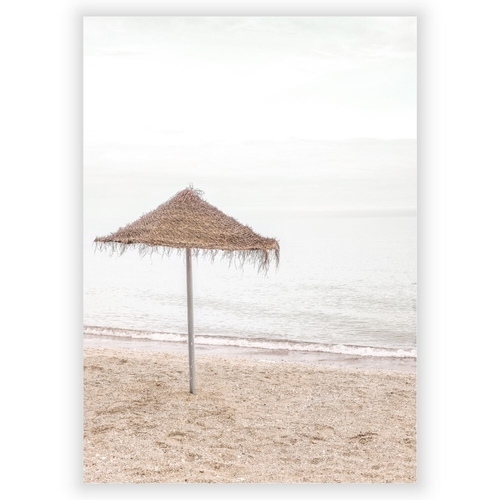 Poster med parasoll i bambustammar och strand