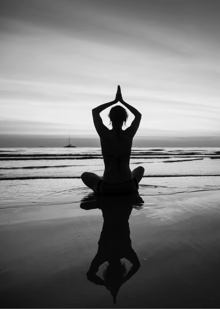 Poster - Medling vid havet. Lugnande poster med motiv av en person som sitter i meditationsläge på en strand.