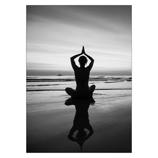 Poster - Medling vid havet. Lugnande poster med motiv av en person som sitter i meditationsläge på en strand.