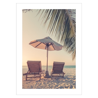 Poster - Sommarlov. En strand med parasoll och två solstolar. En varm och somrig poster redo att skapa värme i ditt hem.