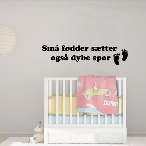 Wallsticker med texten: Små fötter sätter djupa spår