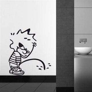 En fräck och rolig wallsticker som föreställer en pojke som står och kissar 