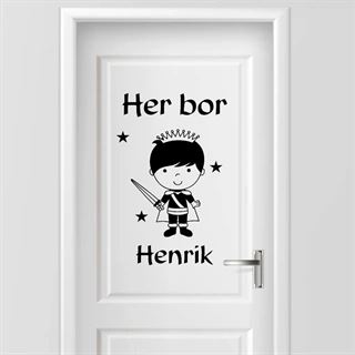 Prinsdekor med texten "Här bor..." - Wallstickers