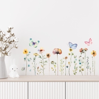 Vacker väggklistermärke med blommor äng och fjärilar