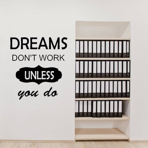 Wallstickers till kontoret med engelsk text "Dream don\'t work unless you do"