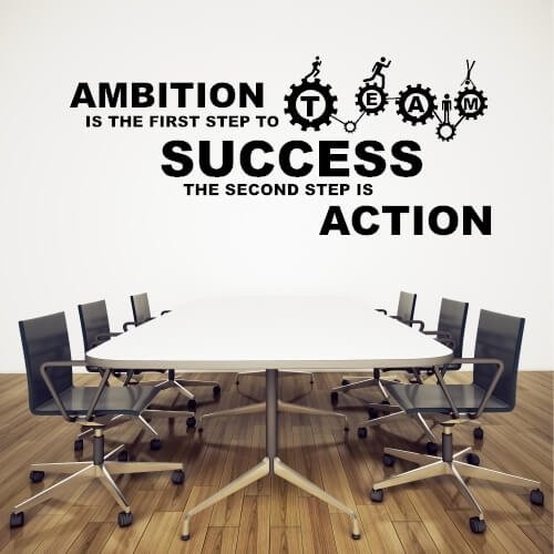 Wallstickers med den engelska texten "Ambition is the first step" till kontoret